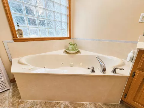 Bath - 3848 W Suzanne St, Brookline, MO 65619 photo 3 of 5
