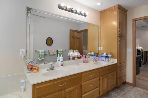 Bath - 3848 W Suzanne St, Brookline, MO 65619 photo 2 of 5