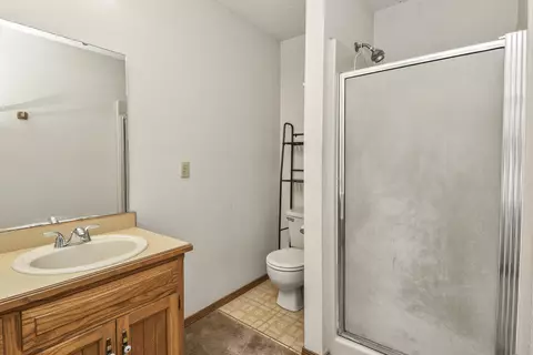 Bath - 144 Meadow Ave, Branson, MO 65616 photo 2 of 5