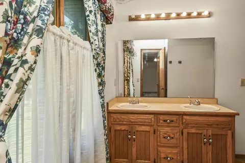 Bath - 144 Meadow Ave, Branson, MO 65616 photo 1 of 5