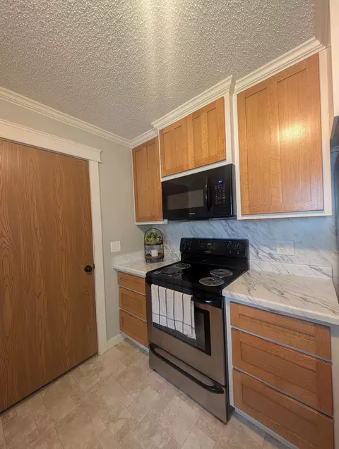 Kitchen - 3737 S Oak Ave, Springfield, MO 65804 photo 3 of 5