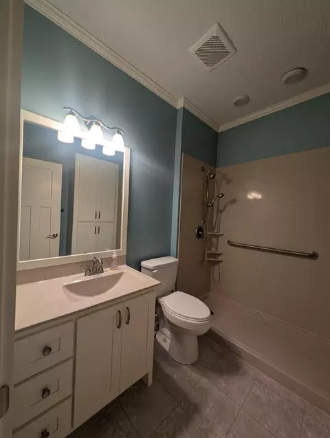 Bath - 3737 S Oak Ave, Springfield, MO 65804 photo 6 of 7