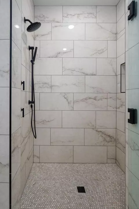 Bath - 2136 N Sun Valley Dr, Springfield, MO 65802 photo 2 of 6