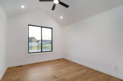 Bedroom - 2136 N Sun Valley Dr, Springfield, MO 65802 photo 3 of 4