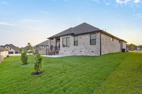 Exterior - 2136 N Sun Valley Dr, Springfield, MO 65802 photo 8 of 9