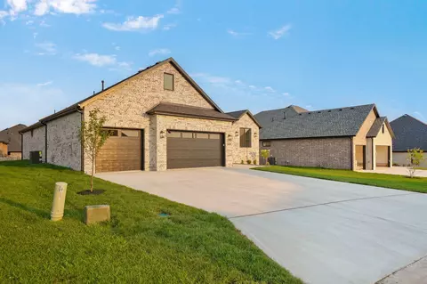 Exterior - 2136 N Sun Valley Dr, Springfield, MO 65802 photo 3 of 9