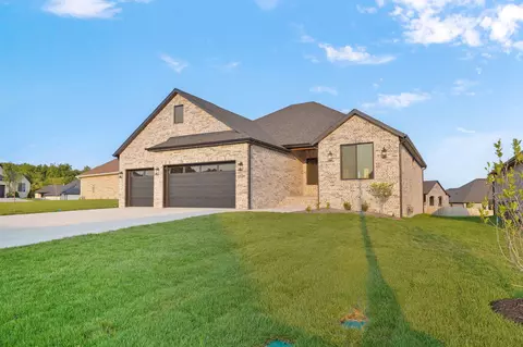 Exterior - 2136 N Sun Valley Dr, Springfield, MO 65802 photo 2 of 9