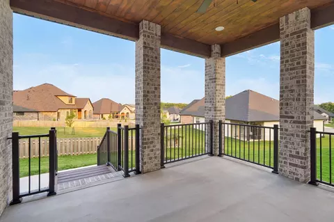 Exterior - 2136 N Sun Valley Dr, Springfield, MO 65802 photo 6 of 9
