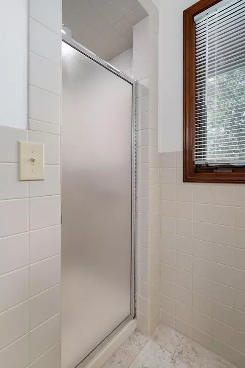 Bath - 1214 W Beverly Hills Dr, Springfield, MO 65803 photo 6 of 8