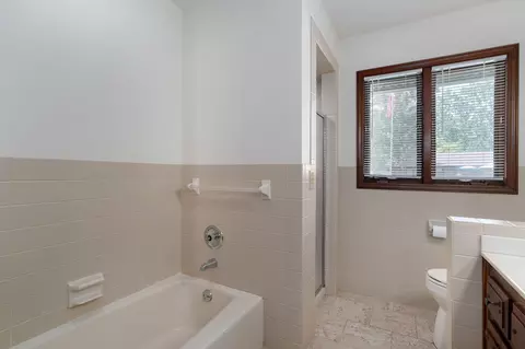Bath - 1214 W Beverly Hills Dr, Springfield, MO 65803 photo 5 of 8