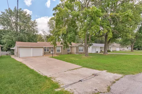 Exterior - 1840 S Glencrest Ave, Springfield, MO 65804 photo 3 of 9