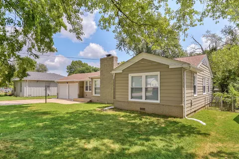 Exterior - 1840 S Glencrest Ave, Springfield, MO 65804 photo 2 of 9