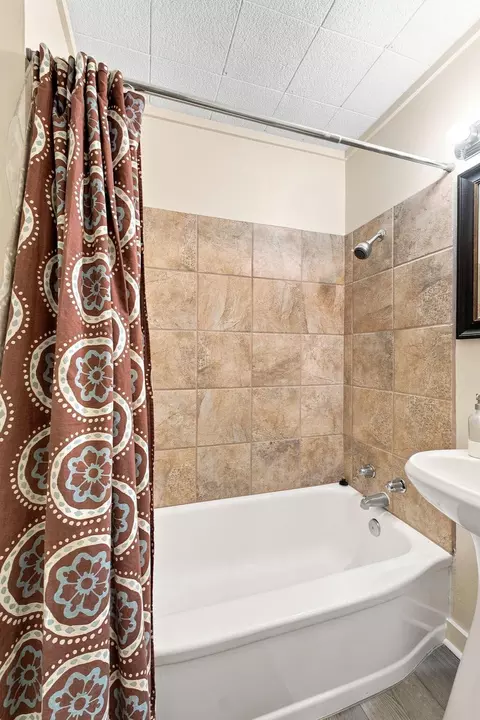 Bath - 1925 W Atlantic St, Springfield, MO 65803 photo 2 of 2