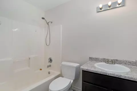 Bath - 2134 N Howard Ave, Springfield, MO 65803 photo 2 of 2