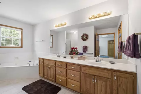 Bath - 1611 E Barnes St, Ozark, MO 65721 photo 1 of 2