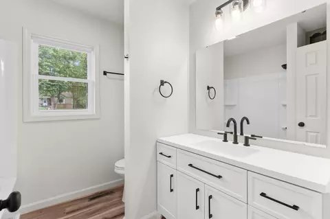 Bath - 953 W Kerr St, Springfield, MO 65803 photo 2 of 3