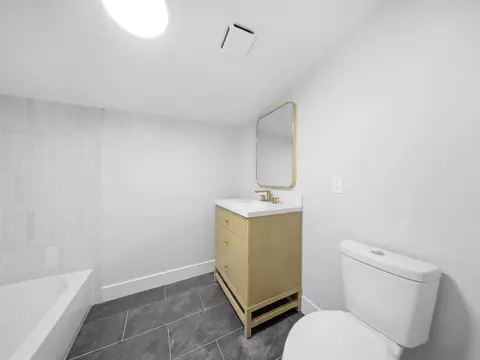 Bath - 1139 W Lynn St, Springfield, MO 65802 photo 2 of 3