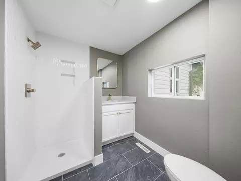 Bath - 1139 W Lynn St, Springfield, MO 65802 photo 1 of 3