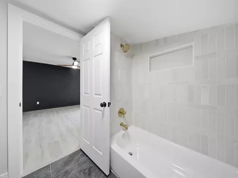 Bath - 1139 W Lynn St, Springfield, MO 65802 photo 3 of 3