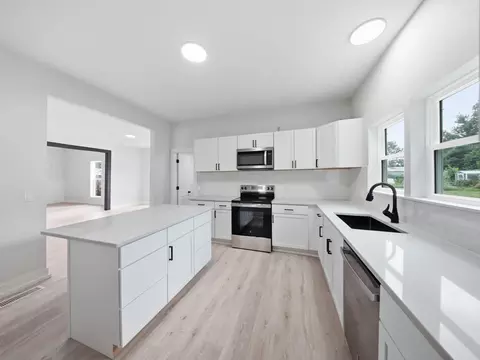 Kitchen - 1139 W Lynn St, Springfield, MO 65802 photo 5 of 6