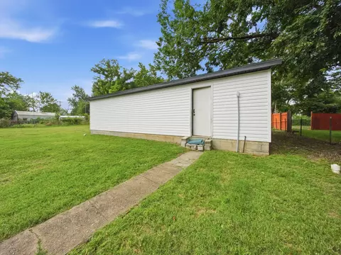 Exterior - 1139 W Lynn St, Springfield, MO 65802 photo 14 of 15