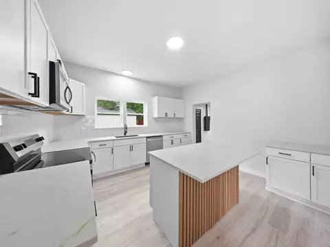 Kitchen - 1139 W Lynn St, Springfield, MO 65802 photo 2 of 6