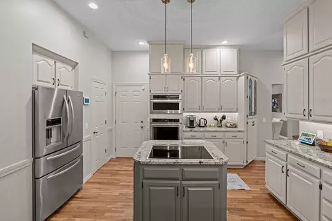 Kitchen - 3725 E Cromwell Ln, Springfield, MO 65802 photo 3 of 4