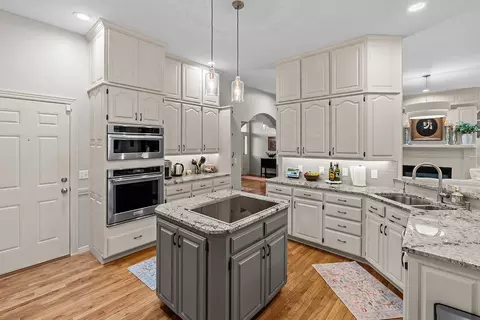 Kitchen - 3725 E Cromwell Ln, Springfield, MO 65802 photo 1 of 4