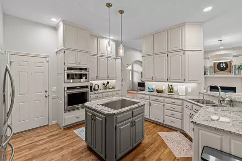 Kitchen - 3725 E Cromwell Ln, Springfield, MO 65802 photo 4 of 4