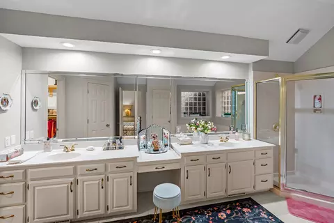 Bath - 3725 E Cromwell Ln, Springfield, MO 65802 photo 1 of 4