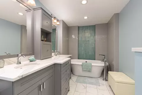 Bath - 2926 S Versailles Ave, Springfield, MO 65804 photo 2 of 4