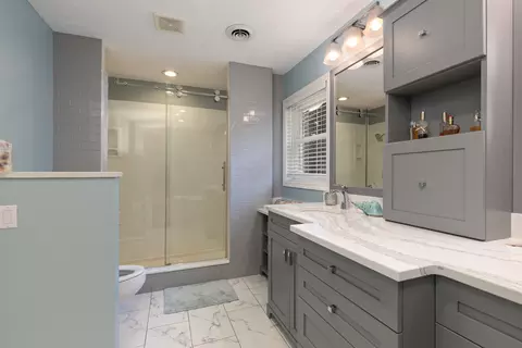 Bath - 2926 S Versailles Ave, Springfield, MO 65804 photo 3 of 4