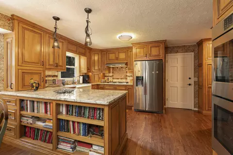 Kitchen - 2926 S Versailles Ave, Springfield, MO 65804 photo 6 of 7