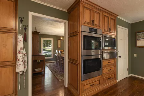 Kitchen - 2926 S Versailles Ave, Springfield, MO 65804 photo 4 of 7