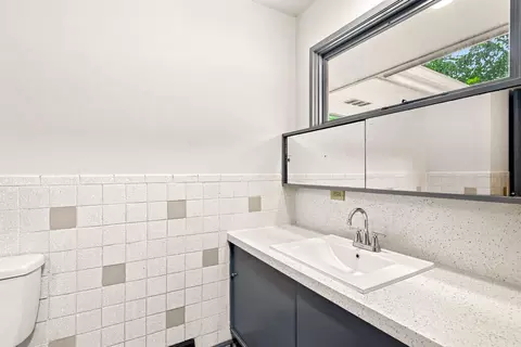 Bath - 746 N Oak Grove Ave, Springfield, MO 65802 photo 2 of 5