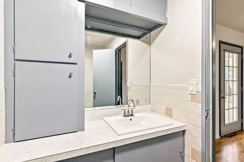 Bath - 746 N Oak Grove Ave, Springfield, MO 65802 photo 3 of 5