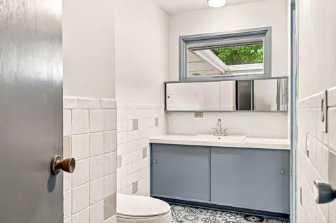 Bath - 746 N Oak Grove Ave, Springfield, MO 65802 photo 1 of 5