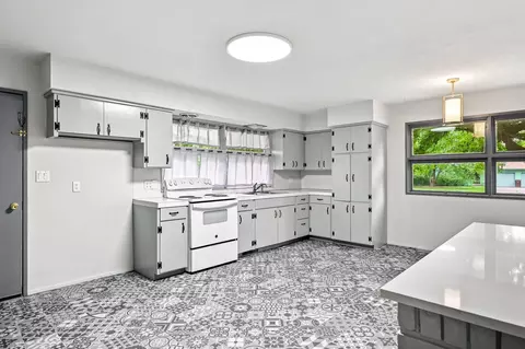 Kitchen - 746 N Oak Grove Ave, Springfield, MO 65802 photo 3 of 4