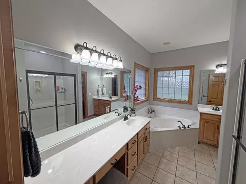 Bath - 1063 E Maryland Ct, Springfield, MO 65810 photo 2 of 5