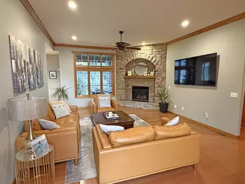 Living - 1063 E Maryland Ct, Springfield, MO 65810 photo 2 of 3