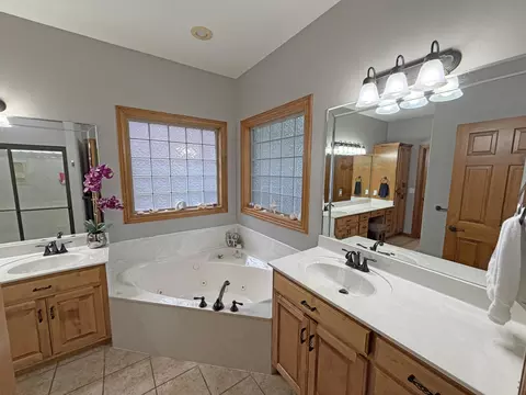 Bath - 1063 E Maryland Ct, Springfield, MO 65810 photo 1 of 5
