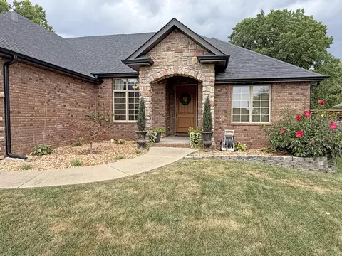 Exterior - 1063 E Maryland Ct, Springfield, MO 65810 photo 2 of 5