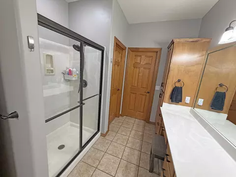 Bath - 1063 E Maryland Ct, Springfield, MO 65810 photo 4 of 5