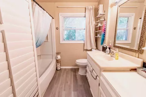 Bath - 523 Parnell Dr, Branson, MO 65616 photo 1 of 3