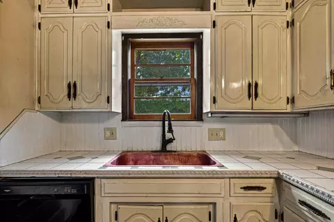 Kitchen - 511 Mcnatt Ave, Aurora, MO 65605 photo 2 of 3