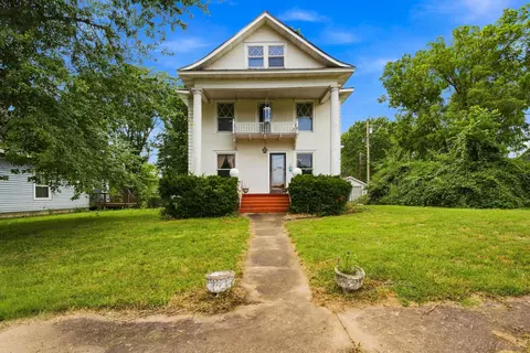 Exterior - 511 Mcnatt Ave, Aurora, MO 65605 photo 2 of 9