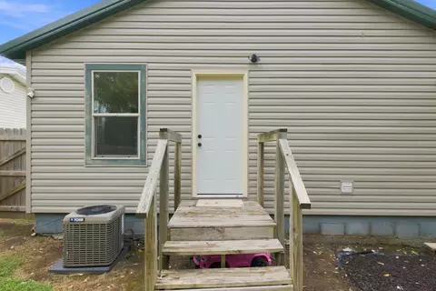 Exterior - 1211 N Warren Ave, Springfield, MO 65802 photo 9 of 10