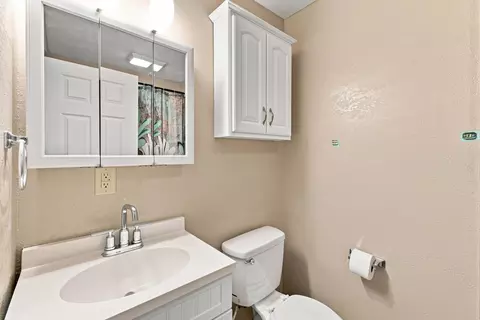 Bath - 1211 N Warren Ave, Springfield, MO 65802 photo 1 of 2