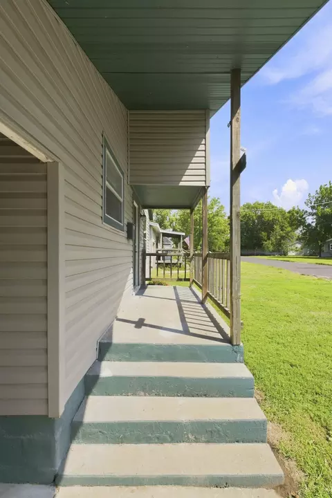 Exterior - 1211 N Warren Ave, Springfield, MO 65802 photo 5 of 10