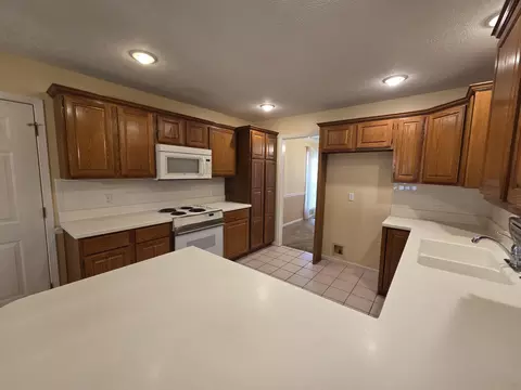 Kitchen - 4719 S Clifton Ct, Springfield, MO 65810 photo 2 of 7